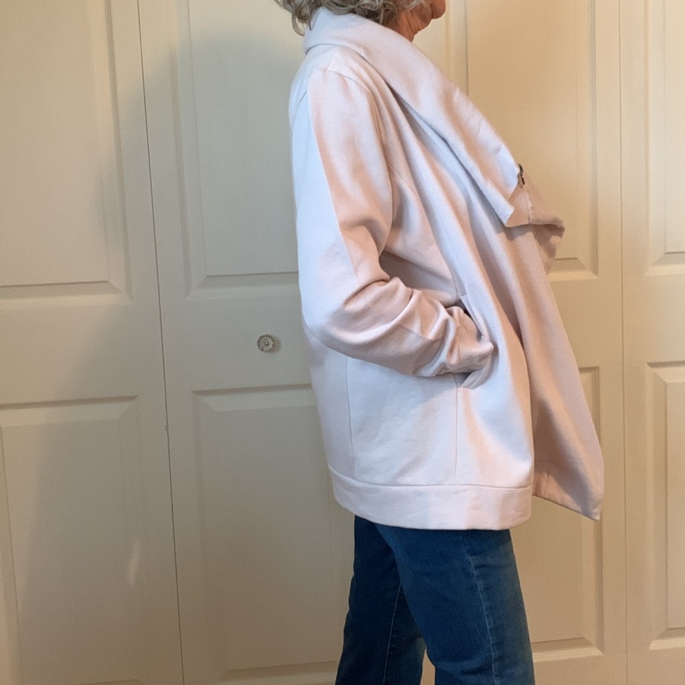Casual comfy style fleece jacket.